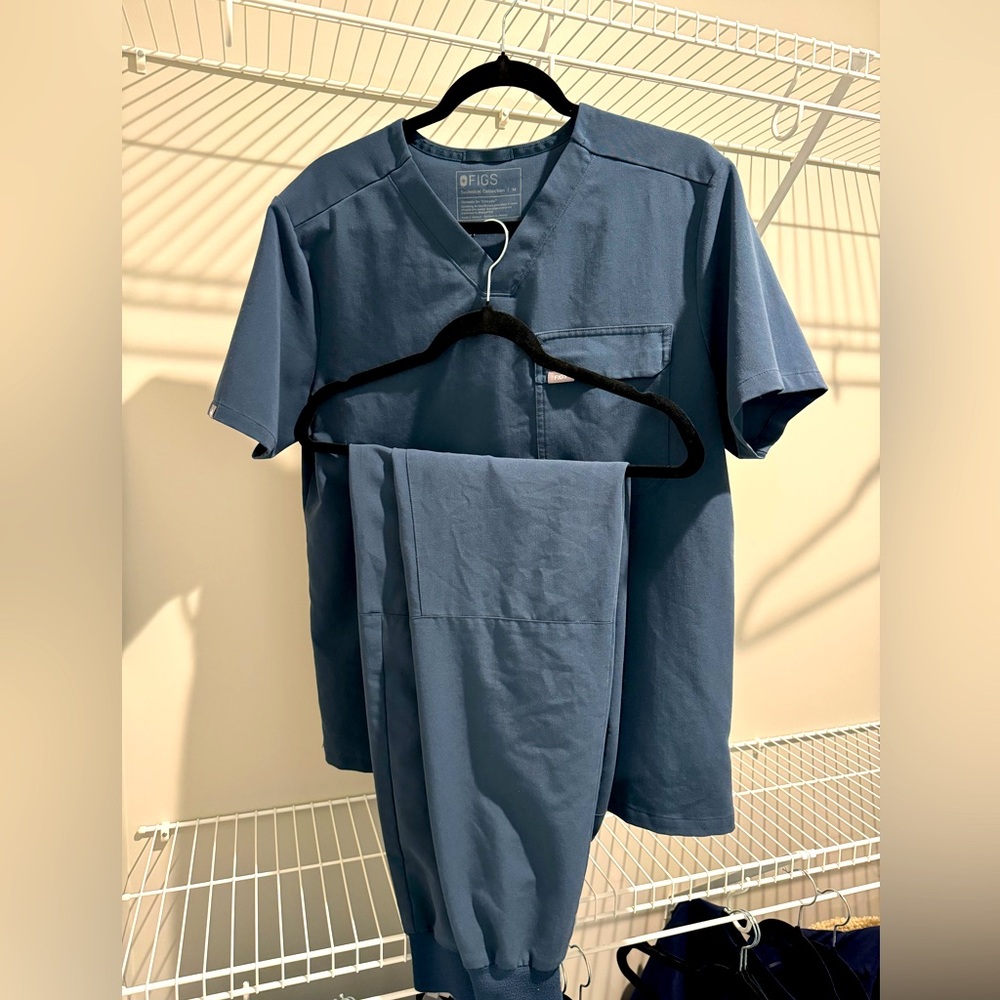 Men’s figs scrubs (scrub top/jogger set)